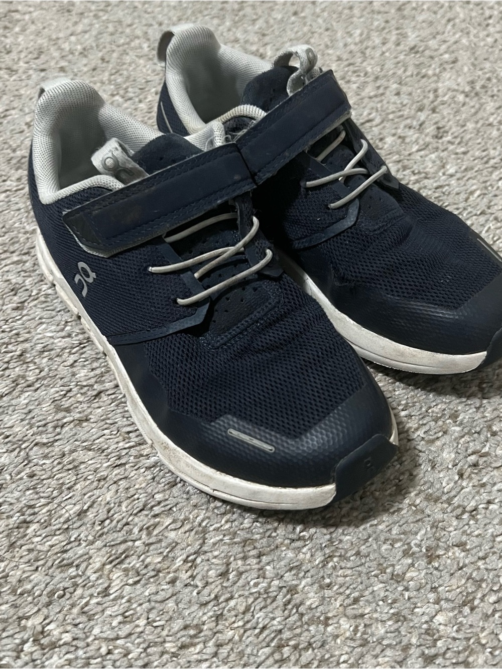 On Running Kids Navy and White Sneakers with Hook-and-Loop Strap Size 2.5